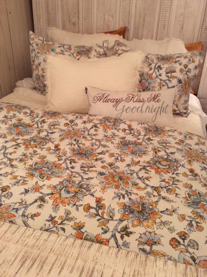 Keep Cozy This Fall with Country Style Bedding/Quilts & Coverlets