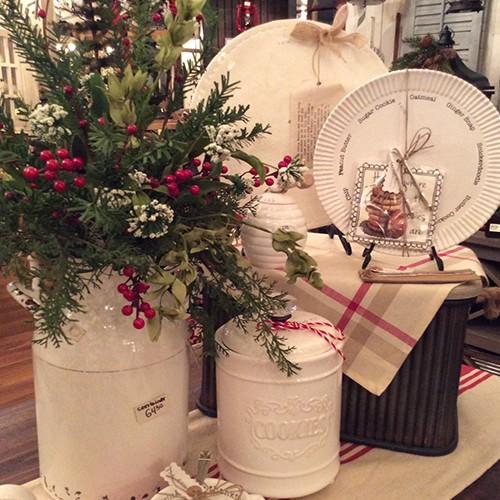 Your Guide to Cozy, Christmas Farmhouse Accessories